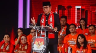 Calon Gubernur (Cagub) Jakarta Nomor urut 3, Pramono Anung menyampaikan visi misi nya saat debat ketiga Pilkada Jakarta 2024 di Hotel Sultan, Jakarta, Minggu (17/11/2024).  [Suara.com/Alfian Winanto]