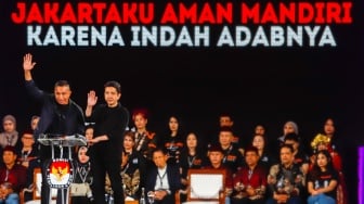 Pasangan Cagub-Cawagub Jakarta Nomor Urut 2, Dharma Pongrekun - Kun Wardana menyampaikan visi misinya saat menghadiri debat ketiga Pilkada Jakarta 2024 di Hotel Sultan, Jakarta, Minggu (17/11/2024).  [Suara.com/Alfian Winanto]