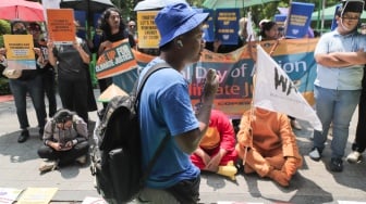 Sejumlah aktivis dari Aliansi Rakyat untuk Keadilan Iklim (ARUKI) melakukan aksi unjuk rasa di depan Kementerian Lingkungan Hidup, Jakarta, Senin (18/11/2024). [Suara.com/Alfian Winanto]