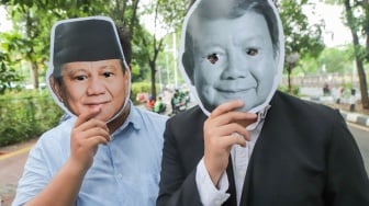 Sejumlah aktivis dari Aliansi Rakyat untuk Keadilan Iklim (ARUKI) melakukan aksi unjuk rasa di depan Kementerian Lingkungan Hidup, Jakarta, Senin (18/11/2024). [Suara.com/Alfian Winanto]