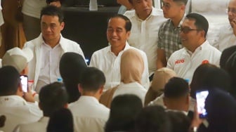 Presiden Indonesia ke-7 Joko Widodo bersama dengan Calon Gubernur Jakarta Nomor urut satu, Ridwan Kamil dan sejumlah tokoh saat menggelar pertemuan di Jakarta, Senin (18/11/2024). [Suara.com/Alfian Winanto]