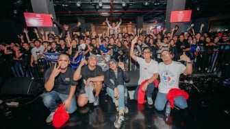 rumahsakit Rayakan 30 Tahun Perjalanan Musiknya melalui  Konser Kabar Bahagia" di Bandung