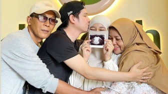Antisipasi Bayi Kembar Rewel di Pesawat, Ustaz Dennis Lim Lakukan Hal Tak Terduga