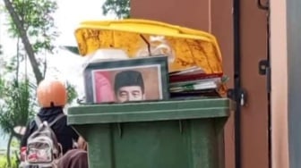 Tak Lagi Menjabat, Penampakan Foto Jokowi Diduga di Tempat Sampah Tuai Berbagai Reaksi: Salah Apa?