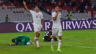 Penyerang Timnas Indonesia Marselino Ferdinan dan Rafael Struick berselebrasi usai mencetak gol ke gawang Arab Saudi saat pertandingan Sepak Bola Kualifikasi Piala Dunia 2026 Zona Asia Antara Indonesia melawan Arab Saudi di Stadion Gelora Bung Karno, Jakarta, Selasa (19/11/2024). [Suara.com/Alfian Winanto]