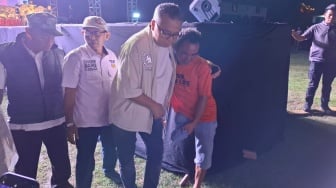 Dapat Bantuan Kaki Palsu dari Cagub Ahmad Ali, Penyandang Disabilitas Terharu