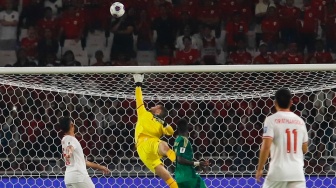 Kiper Timnas Indonesia Maarten Paes menghalau tendangan Pemain Timnas Arab Saudi saat pertandingan Sepak Bola Kualifikasi Piala Dunia 2026 Zona Asia Antara Indonesia melawan Arab Saudi di Stadion Gelora Bung Karno, Jakarta, Selasa (19/11/2024). [Suara.com/Alfian Winanto]