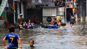 Terendam Lagi, Banjir Rob Bikin Pekerja Sulit Tembus Akses Pelabuhan Muara Angke