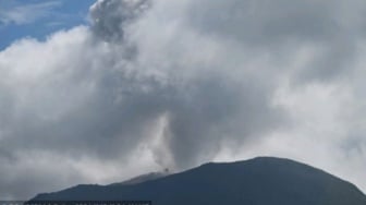 GEMURUH KERAS! Gunung Ibu Erupsi, Kolom Abu 700 Meter, Warga Diminta Waspada