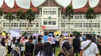 Ratusan THL "Geruduk" Balai Kota Padang Panjang, Tolak Diberhentikan hingga Desak Diangkat Jadi PPPK