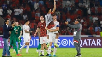 Para Pemain Timnas Indonesia mengangkat Marselino Ferdinan sambil selebrasi usai pertandingan Sepak Bola Kualifikasi Piala Dunia 2026 Zona Asia Antara Indonesia melawan Arab Saudi di Stadion Gelora Bung Karno, Jakarta, Selasa (19/11/2024). [Suara.com/Alfian Winanto]
