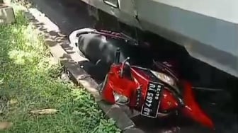 Braakkk! KA Batara Kresna Tabrak Motor hingga Nyungsep di Kolong, Begini Kronologinya