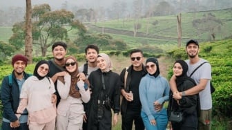 Ke Curug Bareng Irish Bella dan Suaminya, Dimas Seto Girang Punya Pertemanan Sehat