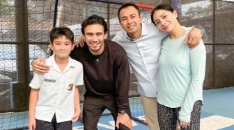 7 Potret Nathan Tjoe-A-On Main ke Rumah Raffi Ahmad, Gemasnya Foto Bareng Cipung