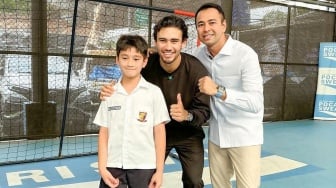 Uniknya Sandal Mahal Rafathar saat Main Bola Lawan Nathan Tjoe-A-On di Andara, Kanan-Kiri Beda Warna