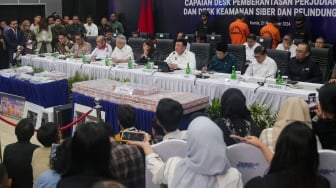 Menko Polkam Budi Gunawan (tengah) menyampaikan keterangan didampingi Menkomdigi Meutia Hafid (keempat kiri), Mendiktisaintek Satryo S Brodjonegoro (ketiga kiri), Kepala BSSN Hinsa Siburian (kedua kiri), Kabareskrim Komjen Pol Wahyu Widada (kiri), Menteri Agama Nasaruddin Umar (ketiga kanan), Kepala PPATK Ivan Yustiavandana (kedua kanan), dan Kepala Staf Kepresidenan AM Putranto (kanan) saat konferensi pers capaian desk pemberantasan perjudian daring dan desk keamanan siber dan perlindungan data di Kantor Komdigi, Jakarta, Kamis (21/11/2024). [Suara.com/Alfian Winanto]