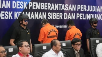 Para tersangka ditampilkan saat konferensi pers capaian desk pemberantasan perjudian daring dan desk keamanan siber dan perlindungan data di Kantor Komdigi, Jakarta, Kamis (21/11/2024). [Suara.com/Alfian Winanto]