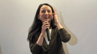 Cara Julie Estelle Pilih Busana Musim Hujan Biar Tetap Stylish, Baju Wajib Lengan Panjang?