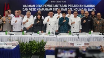 Menko Polkam Budi Gunawan (tengah) menyampaikan keterangan didampingi Menkomdigi Meutia Hafid (keempat kiri), Mendiktisaintek Satryo S Brodjonegoro (ketiga kiri), Kepala BSSN Hinsa Siburian (kedua kiri), Kabareskrim Komjen Pol Wahyu Widada (kiri), Menteri Agama Nasaruddin Umar (keempat kanan), Kepala PPATK Ivan Yustiavandana (ketiga kanan), Kepala Staf Kepresidenan AM Putranto (kedua kanan) dan Deputi Bank Indonesia Juda Agung (kanan) saat konferensi pers capaian desk pemberantasan perjudian daring dan desk keamanan siber dan perlindungan data di Kantor Komdigi, Jakarta, Kamis (21/11/2024). [Suara.com/Alfian Winanto]