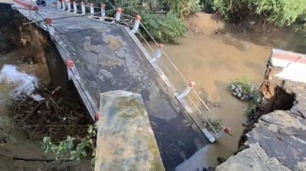 Tak Kuat Diterjang Banjir, Jembatan di Ngawi Ambrol