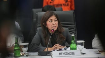 Menkomdigi Meutya Hafid menyampaikan keterangan saat konferensi pers capaian desk pemberantasan perjudian daring dan desk keamanan siber dan perlindungan data di Kantor Komdigi, Jakarta, Kamis (21/11/2024). [Suara.com/Alfian Winanto]