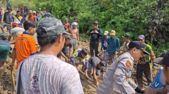 Jalan Tertutup Longsor di Lemong Pesisir Barat, Polisi & Warga Kerja Bakti