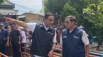 Sempat Jajan Telur Gulung, Pramono-Anies Kompak Pakai Rompi 'JAKI' saat Blusukan Bareng di Cengkareng Jakbar