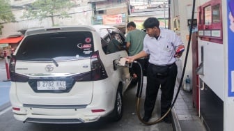 Warga melakukan pengisian bahan bakar minyak (BBM) di SPBU Pertamina, Jakarta, Jumat (22/11/2024). [Suara.com/Alfian Winanto]
