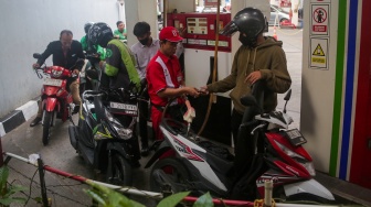 Warga melakukan pengisian bahan bakar minyak (BBM) di SPBU Pertamina, Jakarta, Jumat (22/11/2024). [Suara.com/Alfian Winanto]
