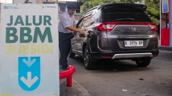 Warga melakukan pengisian bahan bakar minyak (BBM) di SPBU Pertamina, Jakarta, Jumat (22/11/2024). [Suara.com/Alfian Winanto]
