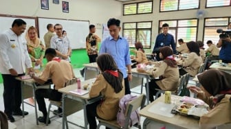 Wapres Gibran Tinjau Program Makan Bergizi di SMKN 7 Semarang, Siswa Sambut Antusias