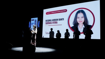 Pembacaan Komunike oleh Komunitas Ruang Gagasan saat acara Youth Economic Summit 2024 di Graha Bhakti Budaya, Taman Ismail Marzuki (TIM), Jakarta, Sabtu (23/11/2024). [Suara.com/Alfian Winanto] 