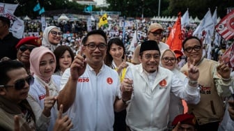 Calon Gubernur dan Wakil Gubernur DKI Jakarta nomor urut satu Ridwan Kamil (tengah kiri) dan Suswono (tengah kanan) berfoto bersama pendukungnya dalam kampanye akbar terakhir di Lapangan Banteng, Jakarta, Sabtu (23/11/2024). [ANTARA FOTO/Aprillio Akbar/nz]