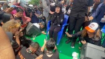 Momen Menakjubkan di Kampanye Pamungkas, Dharma-Kun Cium Kaki Relawan