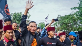 Pasangan calon gubernur-calon wakil gubernur DKI Jakarta nomor urut dua Dharma Pongrekun (kiri) dan Kun Wardana (kanan) menyapa pendukung saat kampanye akbar di Lapangan Tabaci, Kalideres, Jakarta, Sabtu (23/11/2024). [ANTARA FOTO/Aditya Nugroho/app/nz]