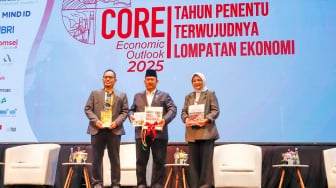 Menteri PPN/Kepala Bappenas Rachmat Pambudy (tengah) bersama Pendiri CORE Indonesia Hendri Saparini (kanan) dan Direktur CORE Indonesia Mohammad Faisal (kiri) foto bersama saat acara Youth Economic Summit 2024 di Graha Bhakti Budaya, Taman Ismail Marzuki (TIM), Jakarta, Sabtu (23/11/2024). [Suara.com/Alfian Winanto]