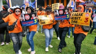 Pendukung calon gubernur dan wakil gubernur DKI Jakarta nomor urut 3 Pramono Anung dan Rano Karno menghadiri kampanye akbar terakhir di Stadion Madya Gelora Bung Karno, Jakarta, Sabtu (23/11/2024). [ANTARA FOTO/Hafidz Mubarak A/foc]