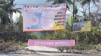 Pintu Masuk Desa yang Terdampak Erupsi Lewotobi Dipasangi Spanduk Dilarang Masuk