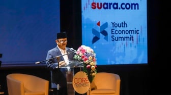 Menteri PPN/Kepala Bappenas Rachmat Pambudy memberikan pemaparan saat acara Youth Economic Summit 2024 di Graha Bhakti Budaya, Taman Ismail Marzuki (TIM), Jakarta, Sabtu (23/11/2024). [Suara.com/Alfian Winanto]