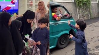 Fuji Ajak Gala Sky Berbagi dengan Anak Yatim, Netizen Kagum pada Pola Asuh Keluarga Haji Faisal