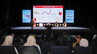 Direktur Eksekutid CORE Indonesia Mohammar Faisal memberikan pemaparan saat acara Youth Economic Summit 2024 di Graha Bhakti Budaya, Taman Ismail Marzuki (TIM), Jakarta, Sabtu (23/11/2024). [Suara.com/Alfian Winanto]