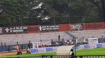 Kosongkan Tribun Utara, Suporter Persik Bentangkan Spanduk 'Kick Politik for Football'