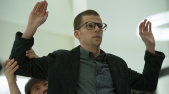 Jesse Eisenberg Resmi Jadi Sutradara Film Musikal Bergenre Komedi