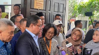 Sidang Perdana, Istri Datangi Pengadilan Tipikor untuk Dukung Tom Lembong