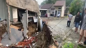 Ambles, Rumah di Ponorogo Terperosok dalam Lubang 5 Meter