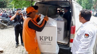 Petugas mendistribusikan logistik Pilkada di Kantor Kecamatan Makasar, Jakarta, Selasa (26/11/2024). [Suara.com/Alfian Winanto]