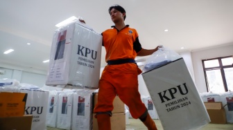 Petugas mendistribusikan logistik Pilkada di Kantor Kecamatan Makasar, Jakarta, Selasa (26/11/2024). [Suara.com/Alfian Winanto]