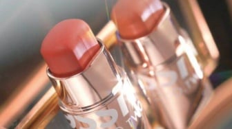 4 Rekomendasi Blush On Berbentuk Stick, Anti Ribet dan Praktis!