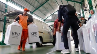 Petugas mendistribusikan logistik Pilkada ke TPS di RW 13 Kecamatan Makasar, Jakarta, Selasa (26/11/2024). [Suara.com/Alfian Winanto]