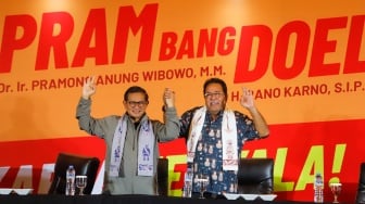 Calon Gubernur dan Wakil Gubernur DKI Jakarta nomor urut 3, Pramono Anung - Rano Karno usai memyampaikan keterangan terkait hasil quick count Pilkada di Jakarta, Rabu (27/11/2024). [Suara.com/Alfian Winanto]